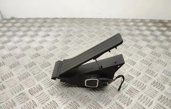 Mercedes-Benz GLK (X204) Accelerator throttle pedal A2043001000