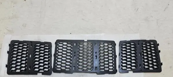 Jeep Grand Cherokee Front bumper upper radiator grill 68143074AD