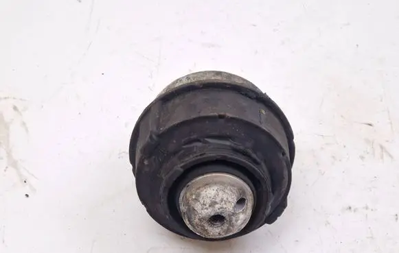 Volvo V70 Engine mount bracket 