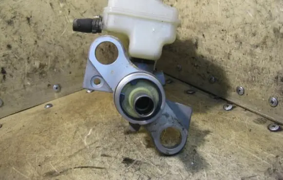 Renault Scenic II - Grand scenic II Master brake cylinder B307317