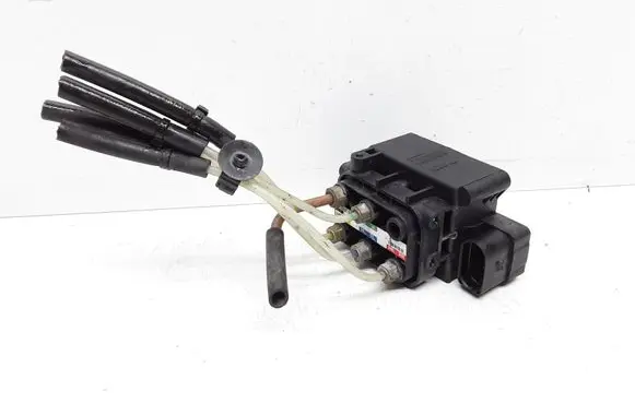 Mercedes-Benz C W205 Air suspension valve block A0993200058