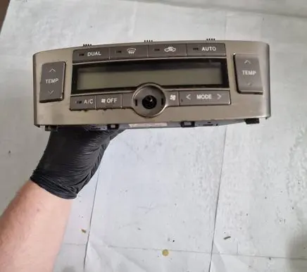 Toyota Avensis T250 Climate control unit 5590205060 4M17050