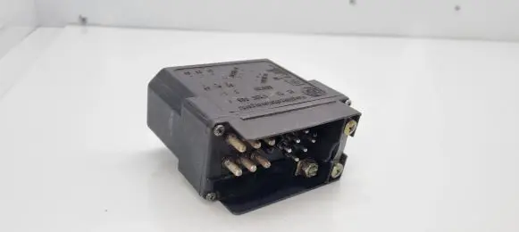 BMW 5 E34 Glow plug pre-heat relay 1285085 1285085A