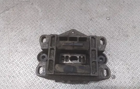 Ford Mondeo Mk III Engine mount bracket 2S717M122