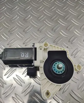 Volkswagen PASSAT B8 Front door window regulator motor 5Q4959802B