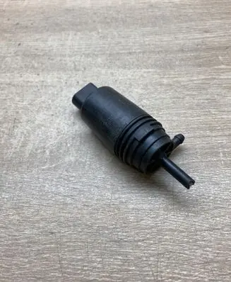 BMW 5 E39 Windscreen/windshield washer pump 8377612