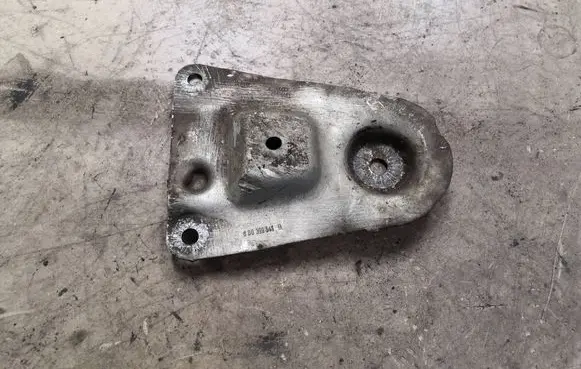Volkswagen PASSAT B5.5 Engine mounting bracket 8D0399541B