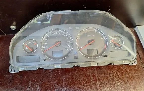 Volvo XC70 Speedometer (instrument cluster) 30746102 8602885 69594700T