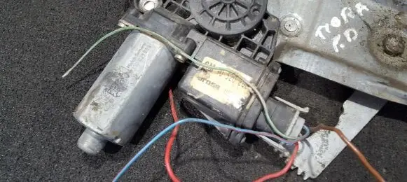 Opel Tigra A Front door window regulator motor 0130821655