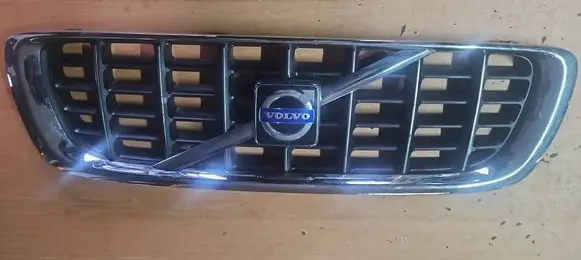 Volvo V70 Front bumper upper radiator grill 30678627