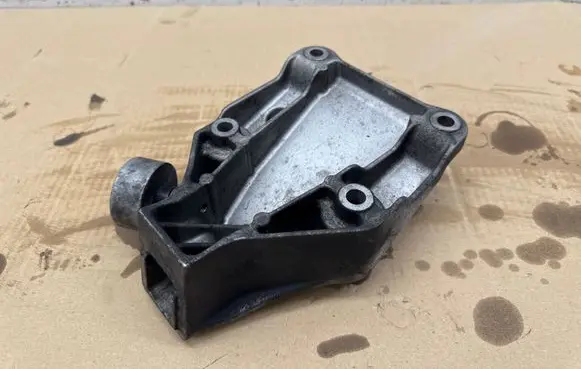 BMW 5 GT F07 Engine mounting bracket 6777623