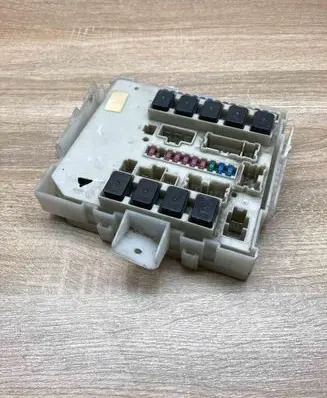 Renault Laguna I Fuse module 71401795 284B678002