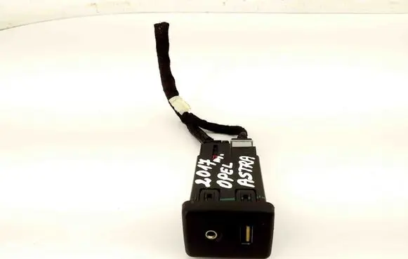 Opel Astra K AUX in-socket connector 13599456
