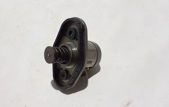 BMW X4M F98 Fuel injection high pressure pump 8631642