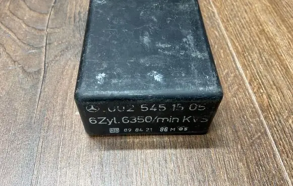 Mercedes-Benz E W124 Fuel pump relay 0025451505
