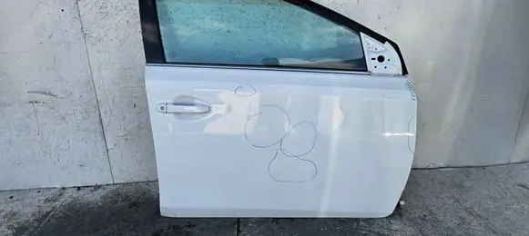 Toyota Auris E180 Front door 