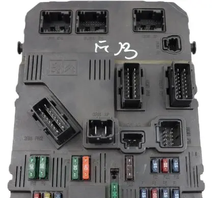 Peugeot 206 Fuse module 9650584780 S118085120B E0300