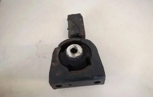 Toyota Avensis T250 Engine mount bracket