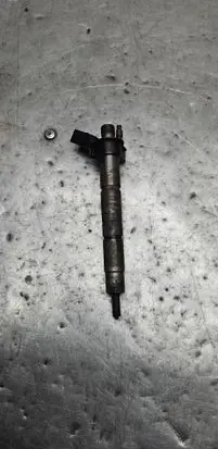 BMW 1 E81 E87 Fuel injector 7797877
