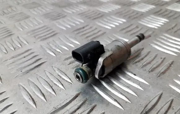 Ford Focus Fuel injector DM5G9F593AA