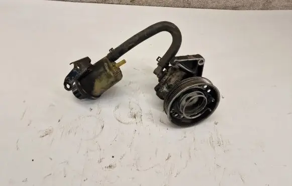 Volvo XC90 Power steering pump 30776145
