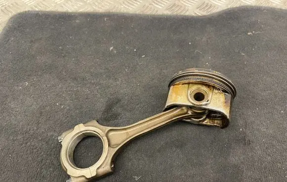 Lexus CT 200H Piston with connecting rod
