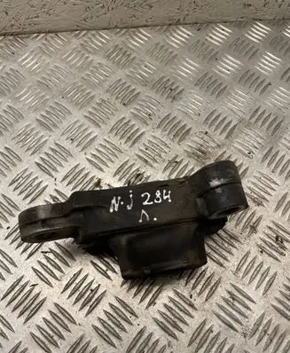 Nissan Juke I F15 Engine mount bracket