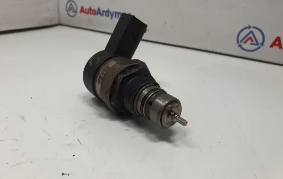 BMW 1 E81 E87 Fuel pressure regulator 7805733 13537805733 0281002481
