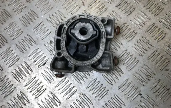 Engine mount bracket
