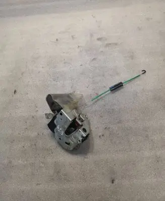 BMW 5 E34 Rear door lock 8138927