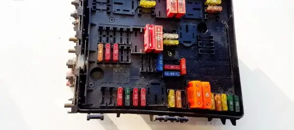 Volkswagen Touran I Fuse box set 1k0937124h 015345021