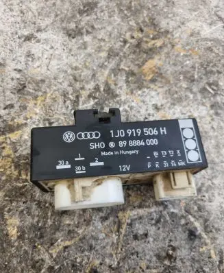 Volkswagen Golf IV Coolant fan relay 1J0919506H