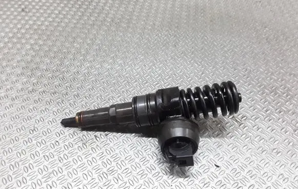 Volkswagen Golf V Fuel injector 038130073BN