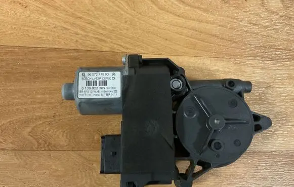 Peugeot 308 Front door window regulator motor 9657247580 0130822369