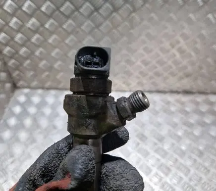 Volkswagen PASSAT B7 Fuel injector 03L130371G