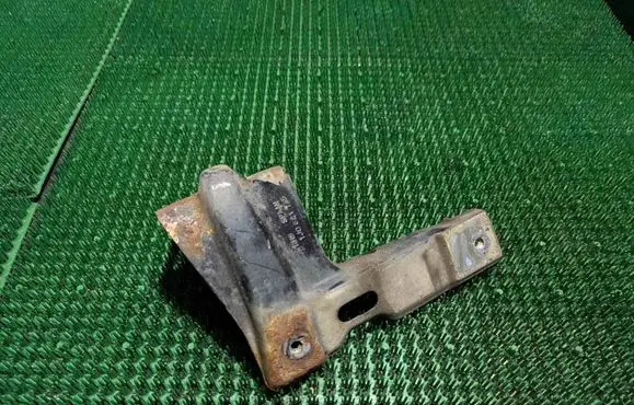 Volkswagen Bora Fender mounting bracket 1J0821135