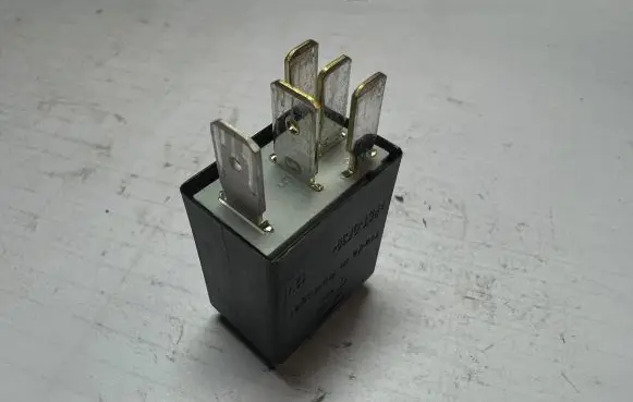Audi A6 S6 C6 4F Other relay 7M0951253C V23374 95VW10K705EA