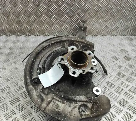 BMW 5 G30 G31 Front wheel hub 6884381