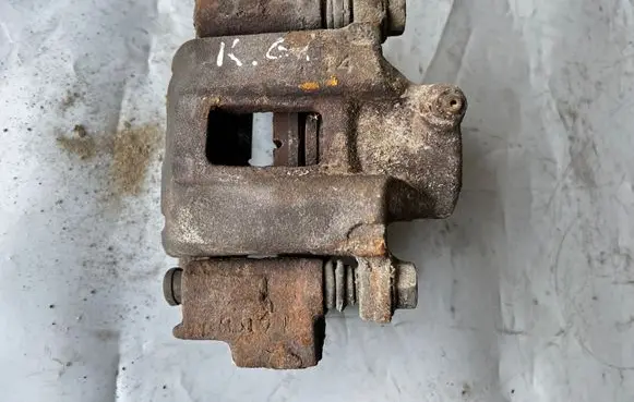Toyota Land Cruiser (J120) Rear brake caliper