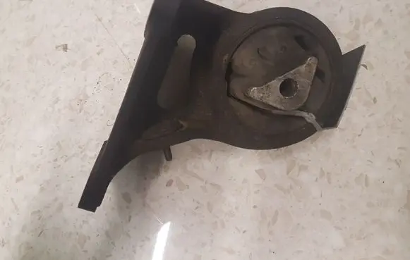 Jeep Grand Cherokee (WJ) Engine mount bracket