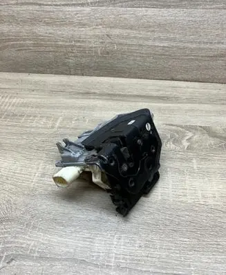 Volkswagen PASSAT B6 Front door lock 3C1837016A