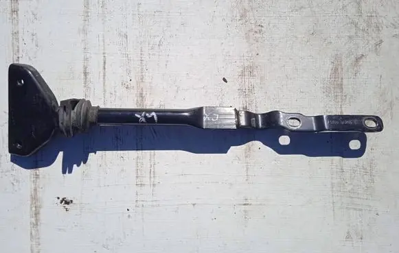 Engine mounting bracket