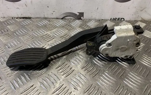 Volvo XC70 Accelerator throttle pedal 30683517
