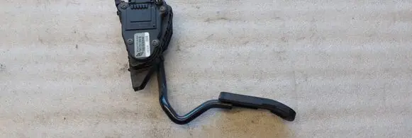 Accelerator throttle pedal