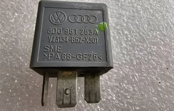 Volkswagen PASSAT B5.5 Other relay 8D0951253A PA66GF25 V23134B52X301