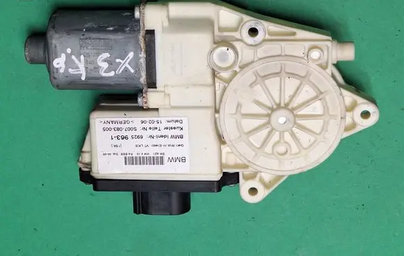 BMW X3 E83 Front door window regulator motor 69259631 S007083005