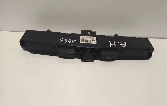 Opel Astra H Hazard light switch 03758075 13100105