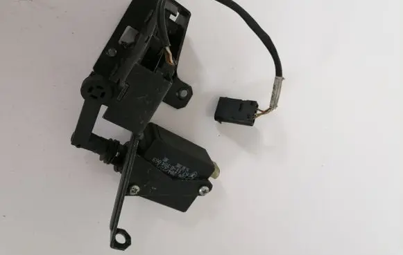 BMW 5 E39 Tailgate window lock/catch/latch 8384069 8238469