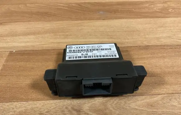 Volkswagen Golf V Gateway control module 1K0907530L 1K0907951