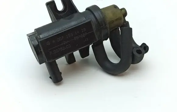 Mercedes-Benz E W212 Turbo solenoid valve A0071531428 70078203 09T027